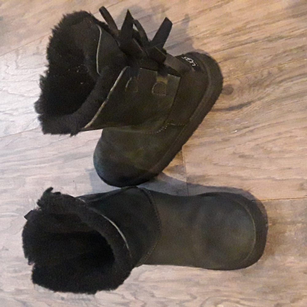 EUC Bailey Bow uggs